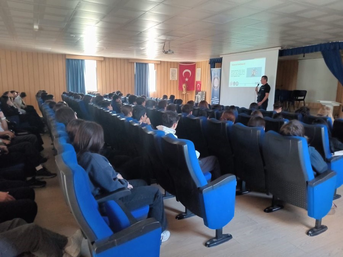 Eskişehir\'de 3 okulda 490 öğrenci ve 40 öğretmene siber suç eğitimi verildi