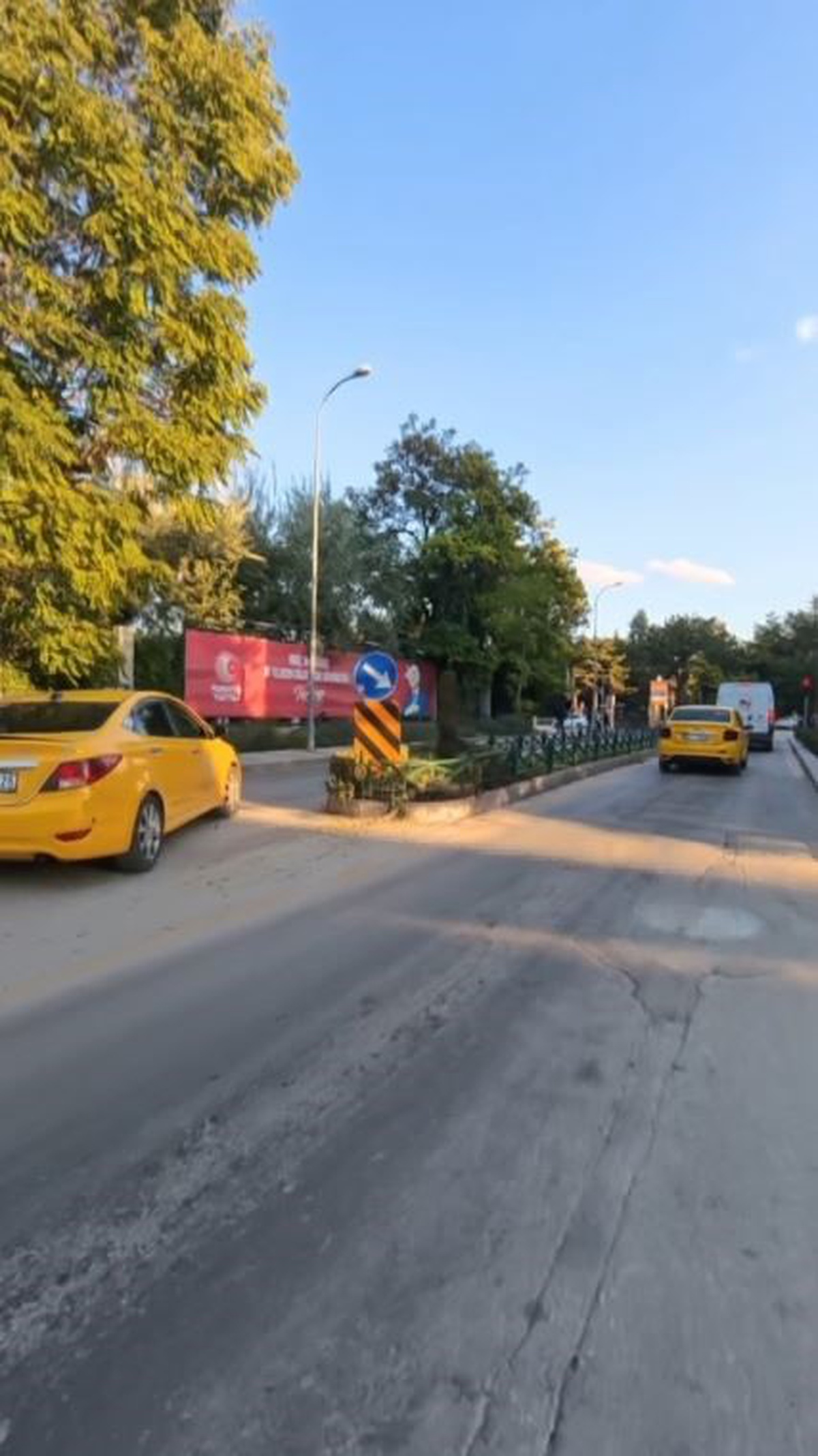 Eskişehir\'de taksi şoförü trafiğe takılmayıp ters yöne girdi, kask kamerasına yansıdı