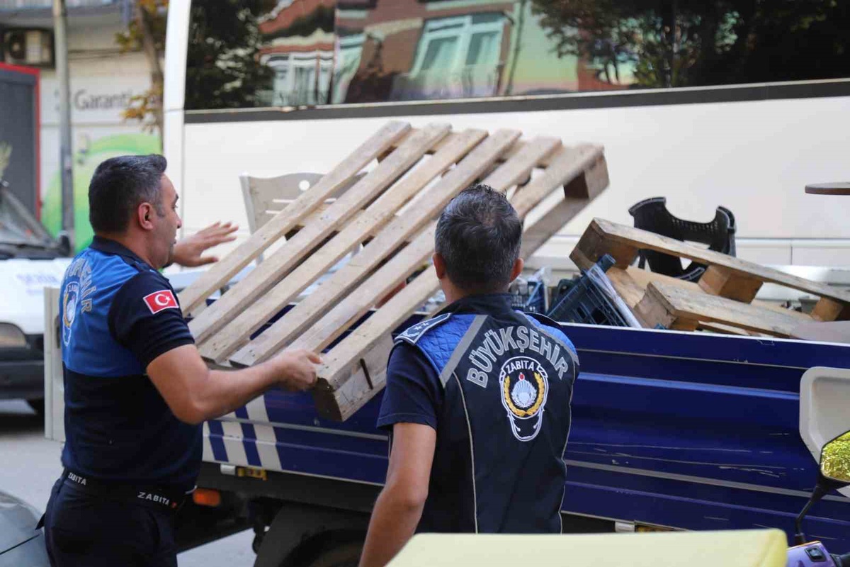 Eskişehir\'de zabıta yaya yolu işgallerinde masa ve sandalyelere el koydu