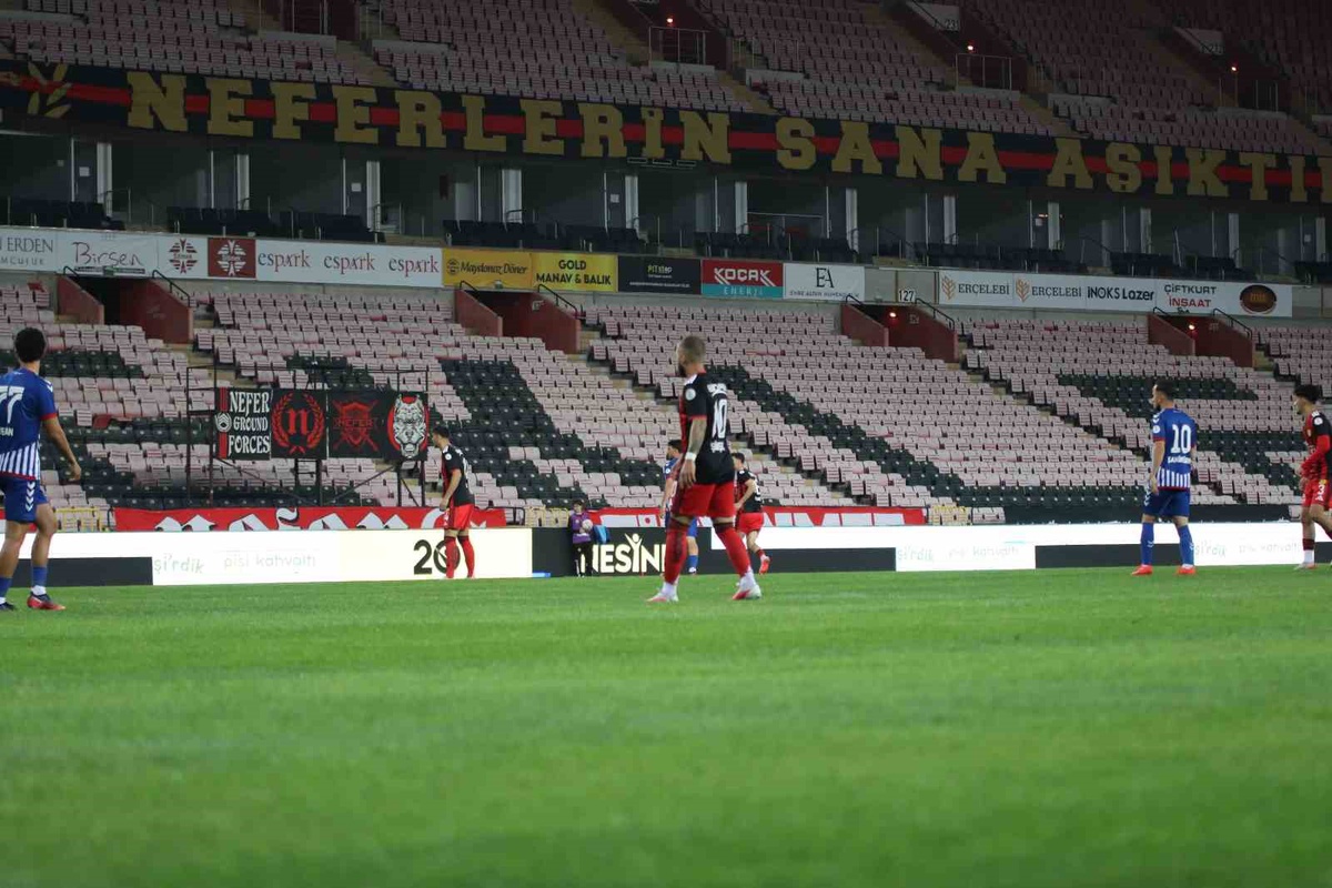 Eskişehirspor'un Etimesgutspor maçında tribünler taraftar cezası nedeniyle boş kaldı