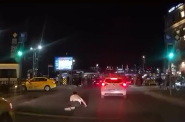 Fatih Eminönü'nde yayaya çarpan otomobilin sürücüsü kaçtı, o anlar kameraya yansıdı