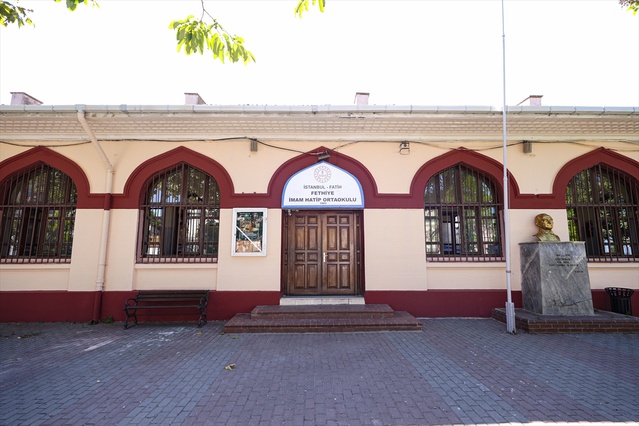 Fatih'teki 1573 tarihli medrese, Fethiye İmam Hatip Ortaokulu'na ev sahipliği yapıyor