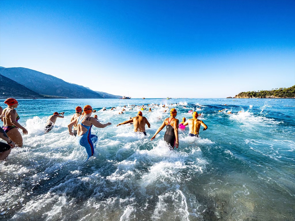 Fethiye'de 6 km açık su yüzme yarışında Mark Shrom ve Gülşah Günenç Eler birinci oldu