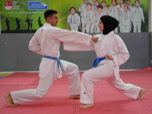 Eşiyle antrenman yapan Eren Akkurt, Brezilya'da dünya karate şampiyonu oldu