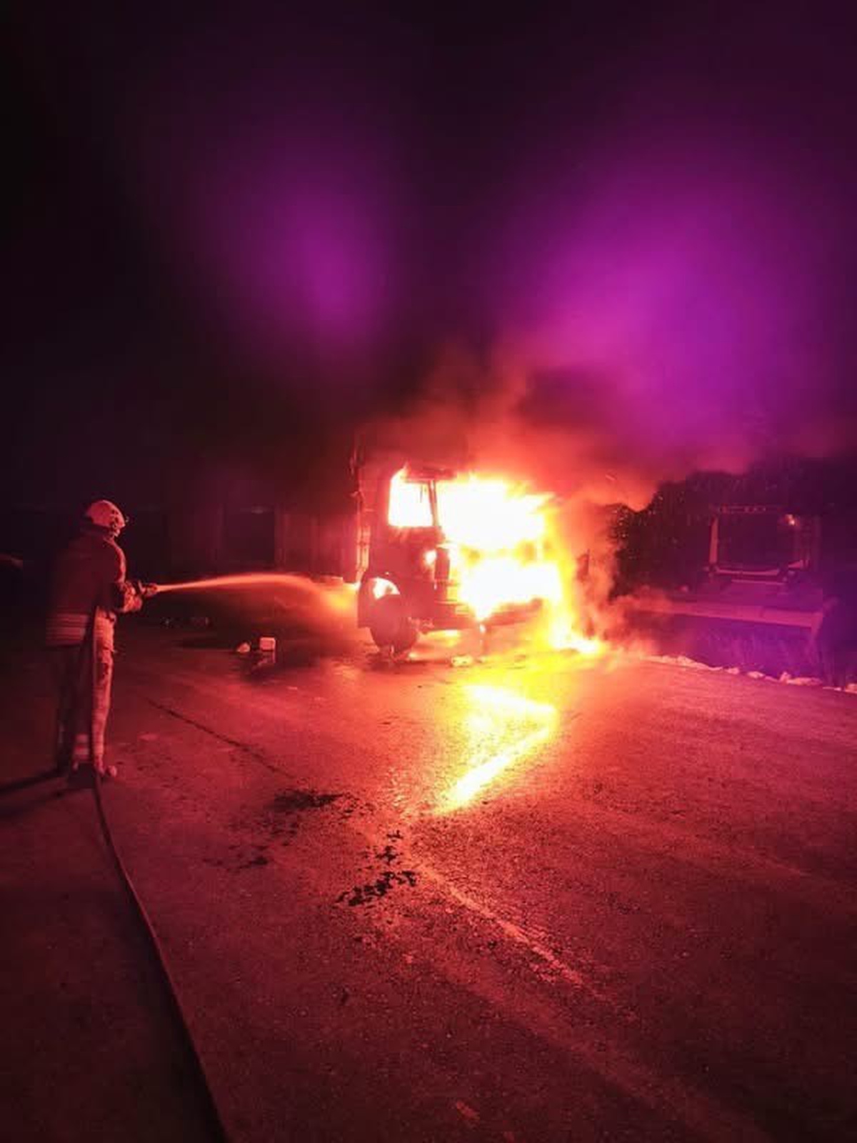 Hatay Kumlu\'da araç yangını itfaiyeyle kontrol altına alındı, can kaybı yok