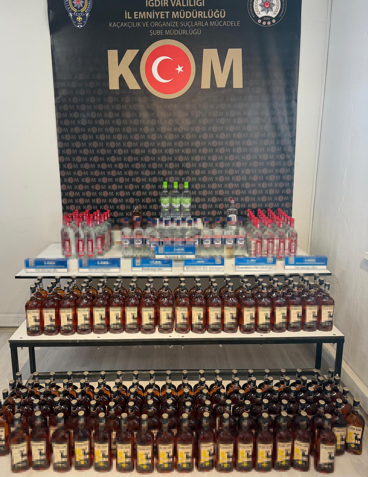 Iğdır\'da çatı katında 216 şişe kaçak içki ve 70 paket sigara ele geçirildi