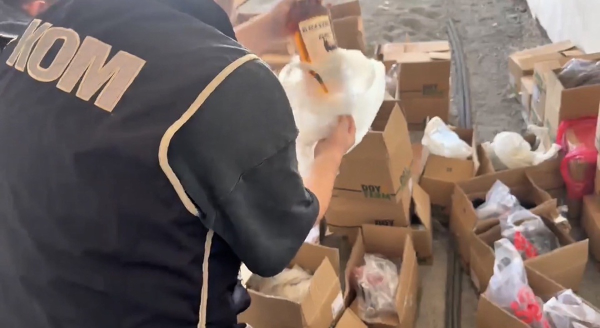 Iğdır\'da çatı katında 216 şişe kaçak içki, 70 paket sigara ele geçirildi