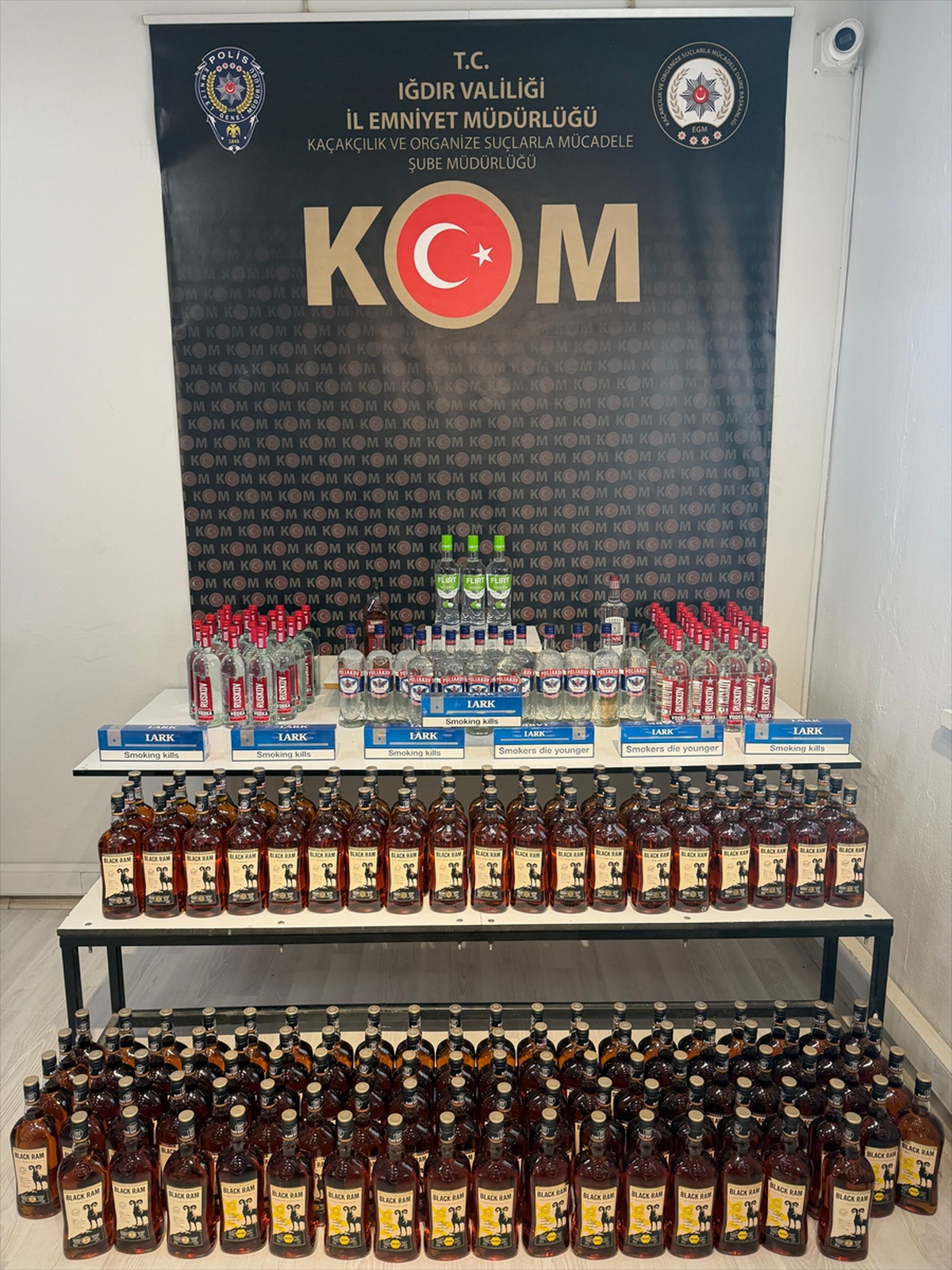 Iğdır\'da yılbaşında satılması planlanan 216 şişe içki ve 70 paket sigara ele geçirildi