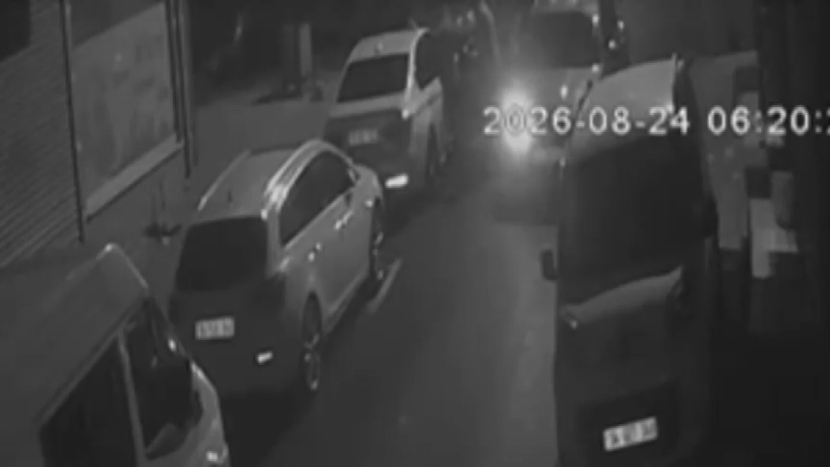 İstanbul\'da 7 otomobilin \'hayalet ekranını\' çaldıkları iddiasıyla 2 şüpheli yakalandı