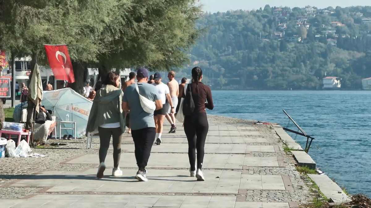 İstanbul\'da Aşiyan Sahili\'nde sıcak havayı fırsat bilenler Boğaz\'da denize girdiler