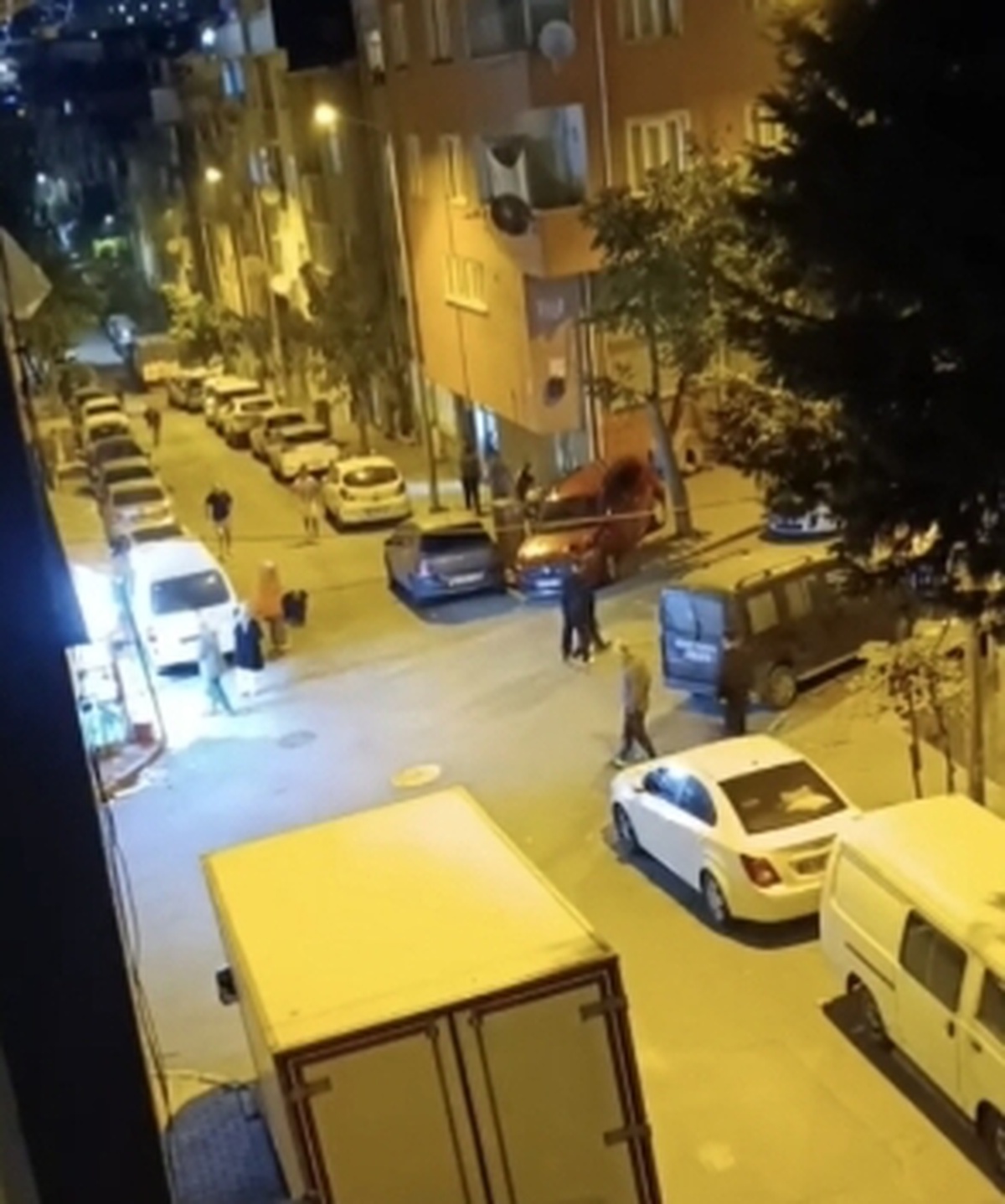 İstanbul Sultangazi\'de motosikletli saldırganlar yürüyen genci bacağından vurdu