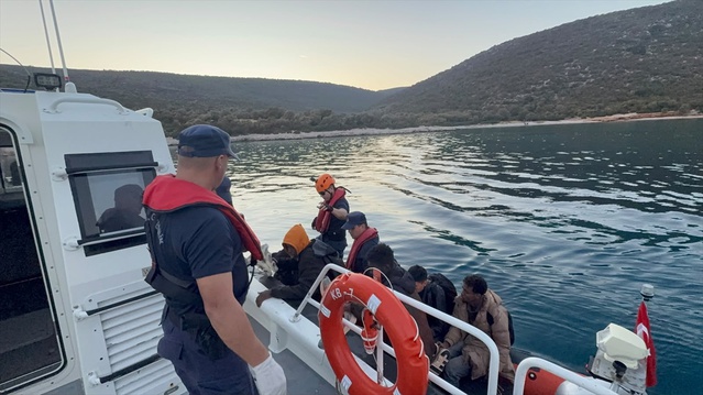 İzmir Urla'da İHA'nın tespit ettiği 3'ü çocuk 30 düzensiz göçmen yakalandı