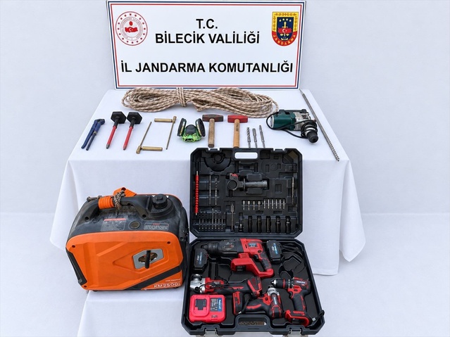 Bilecik Gölpazarı'nda kaçak kazı yapan 5 şüpheli ormanlık alanda suçüstü yakalandı