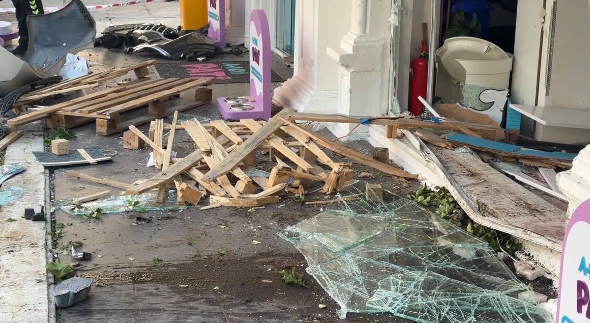 İddiaya göre Kadıköy\'de savrulan otomobil markete girdi, 2 kişi yaralandı