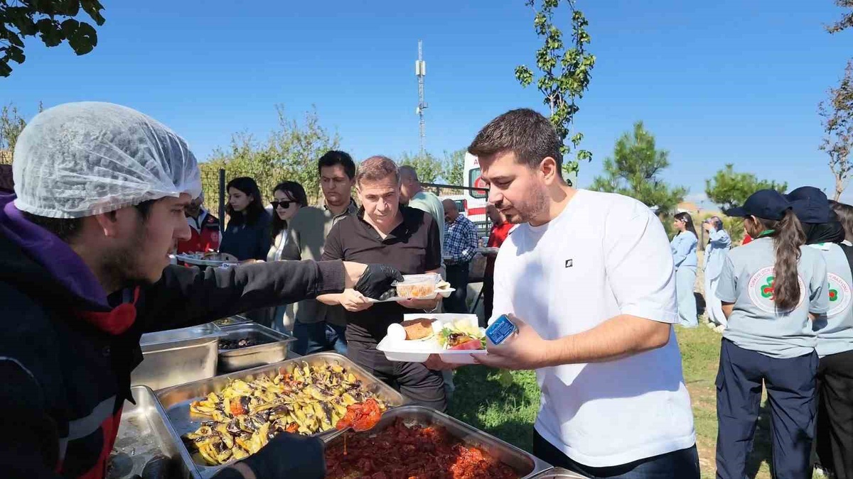 Kahta\'da öğretmen ve öğrenciler sağlıklı yaşam için 4 kilometre yürüdü