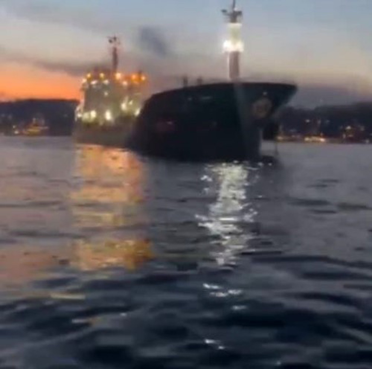 Kanlıca\'da kıyıya yaklaşan Malta bayraklı tankeri mürettebat demir atarak durdurdu
