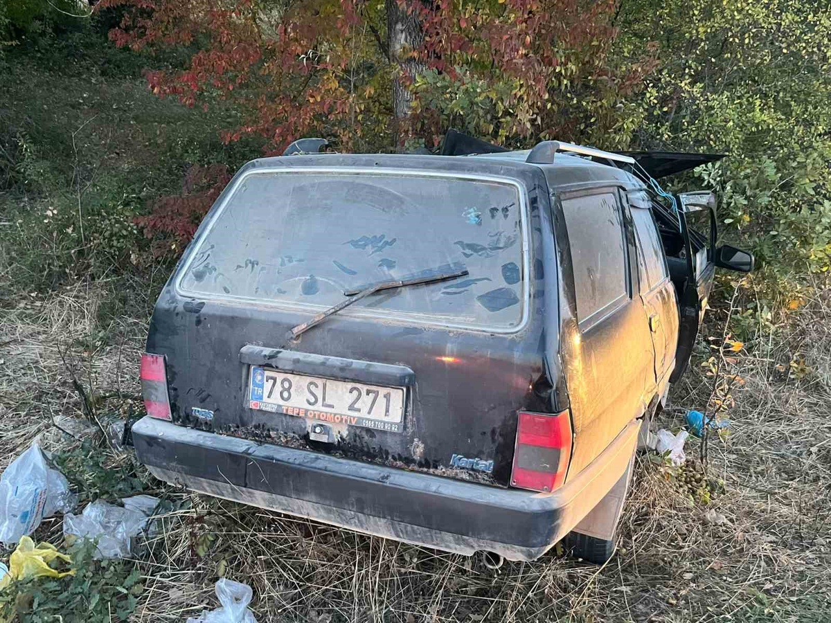 Karabük\'te ağaca çarpan otomobilde sıkışan sürücü kurtarılıp hastaneye kaldırıldı