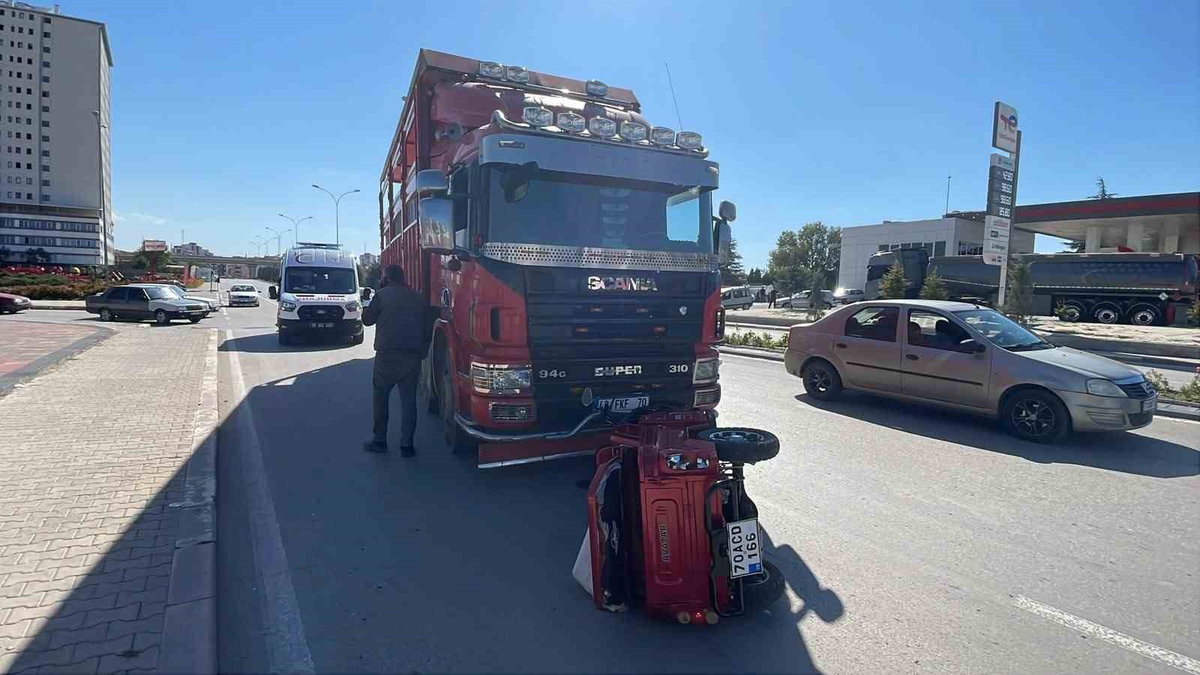 Karaman\'da kamyonla çarpışan elektrikli bisiklet 10 metre sürüklendi, 2 yaralı