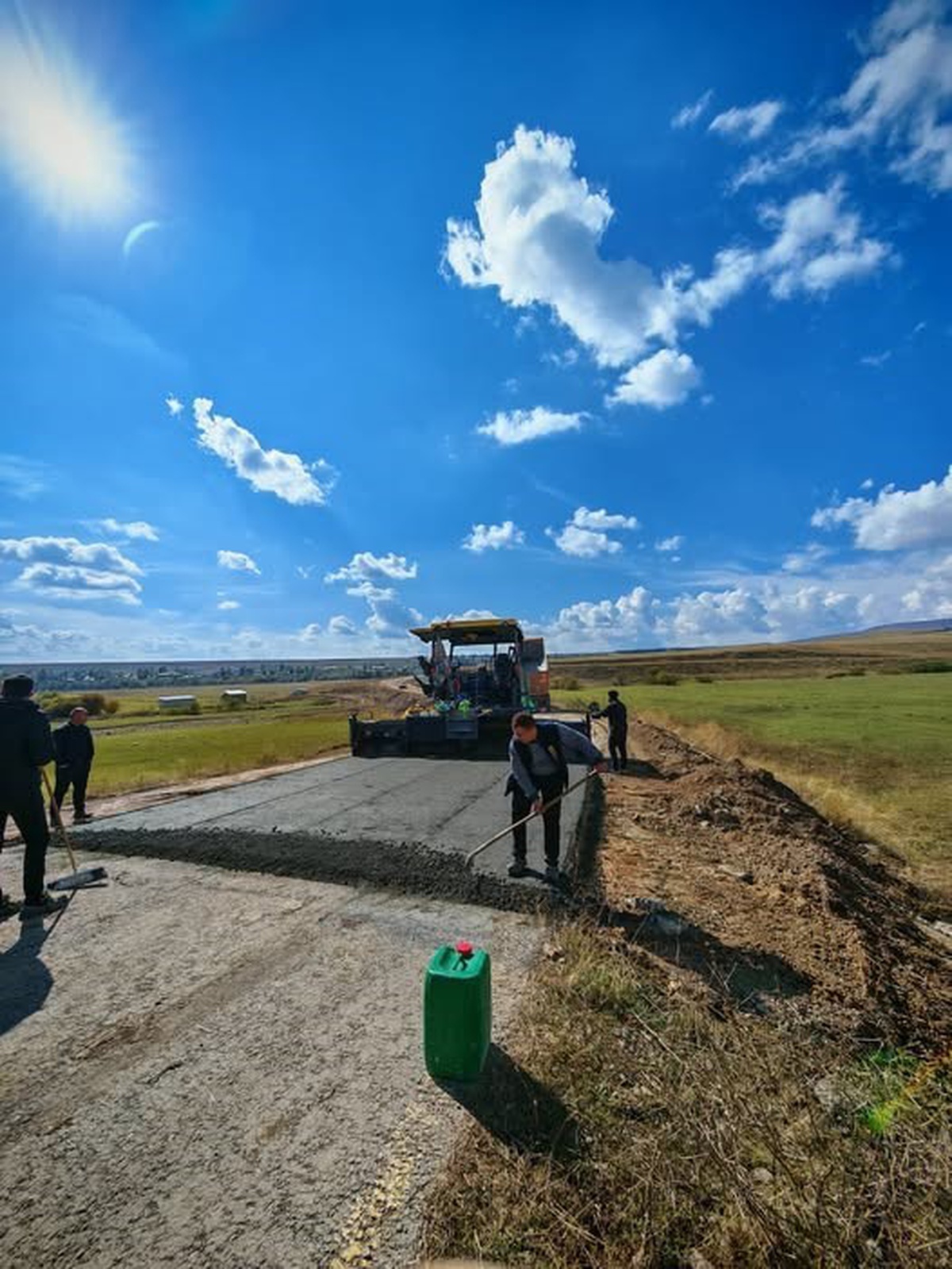 Kars Susuz\'da Kırçiçeği köyünde 1,5 kilometrelik SSB beton yol yapımına başlandı