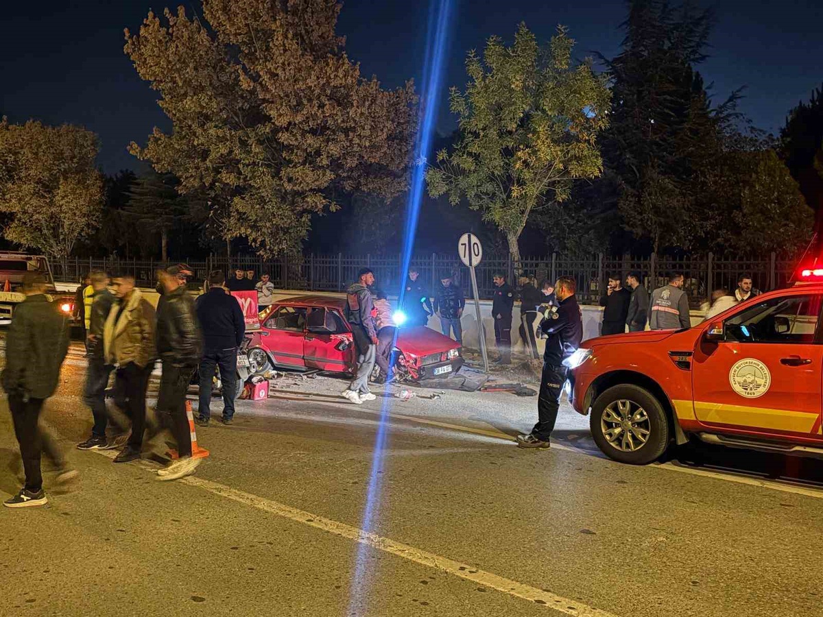 Kayseri\'de alkollü sürücü refüjü aştı: Motosiklet sürücüsü ağır yaralı