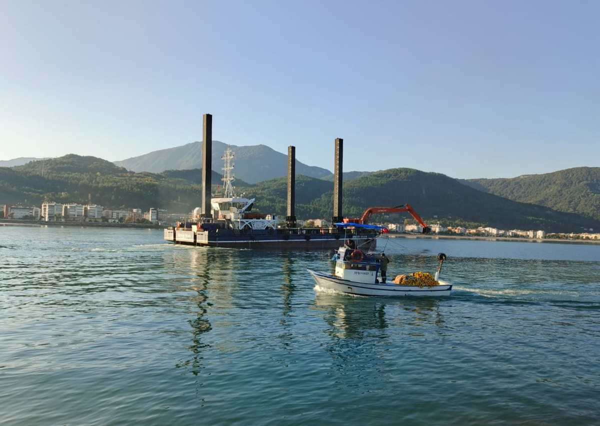 Cide Limanı\'nda biriken mil ve kumun deniz dibi tarama gemisiyle temizliğine başlandı