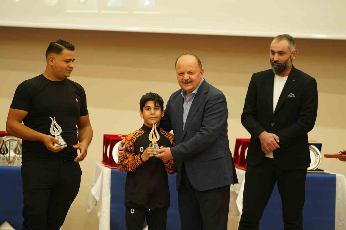 Kastamonu\'da 42 sporcu ve 12 takım Amatör Spor Haftası töreninde ödül aldı