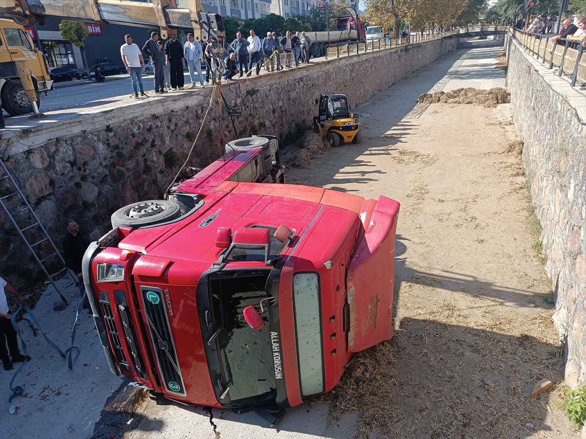 Kastamonu Tosya\'da park halindeki saman yüklü tır kendi kendine çaya düştü