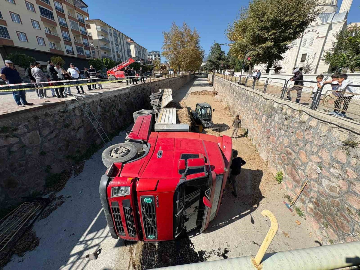 Kastamonu Tosya\'da saman yüklü tır Kuruçay\'a uçtu, o anlar kamerada, yaralanan yok