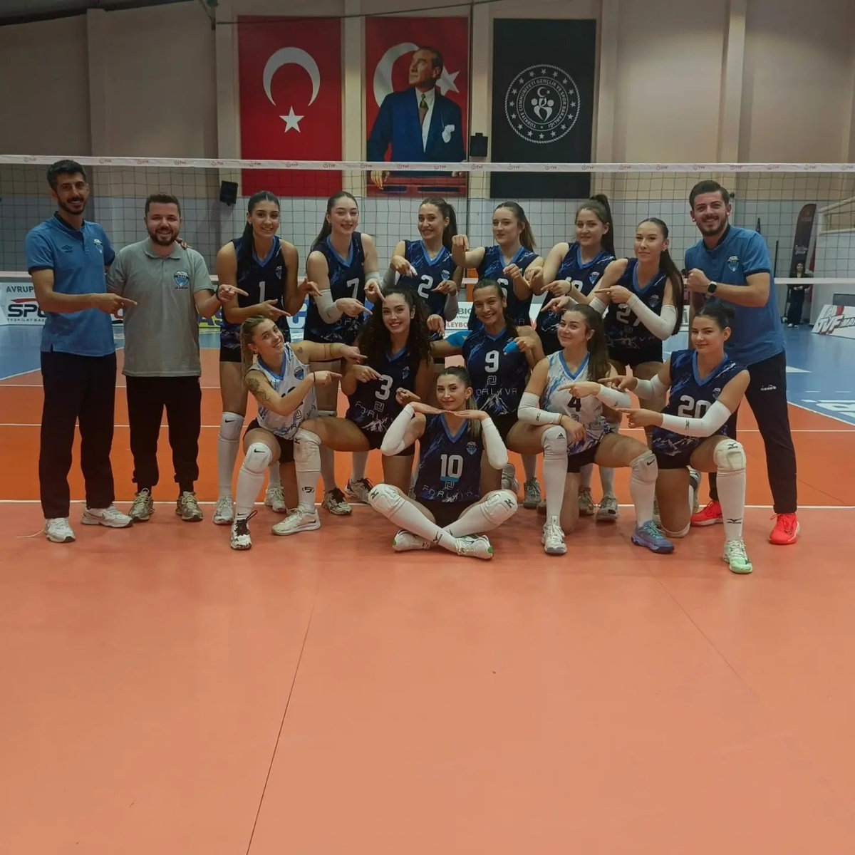Kayseri Atletikspor, Malatya Voleybol\'u 3-0 yenerek haftayı set vermeden kapattı