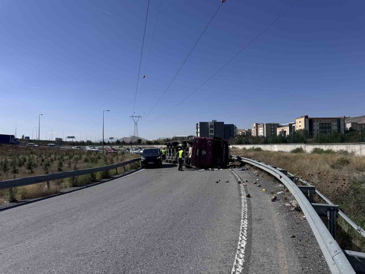 Kayseri\'de Kuzey Çevre Yolu\'nda pancar yüklü tır devrildi, sürücü yaralandı