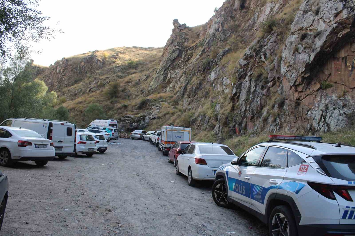 Kayseri Melikgazi\'de iddiaya göre düşen şahıs 3 saatlik operasyonla kurtarıldı.