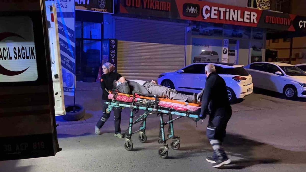 Kayseri Melikgazi\'de ters yönden ilerleyen pikap kamyonete çarptı, 2 kişi yaralandı