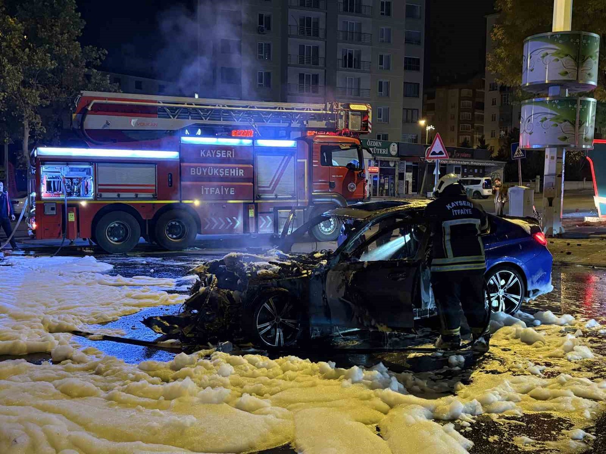 Kayseri Talas\'ta park halindeki otomobile çarpan araç alev aldı, biri ağır 2 yaralı