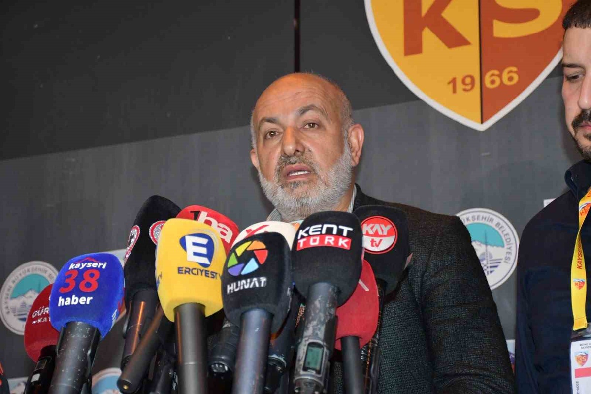 Kayserispor, Manisa FK\'yı 3-2 yendi; Başkan Çamlı sahadaki itiş kakışı tasvip etmedi