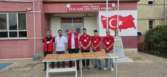Gaziantep Vakıflar Bölge Müdürlüğü, Kilis'te hükümlülere tatlı ikram etti