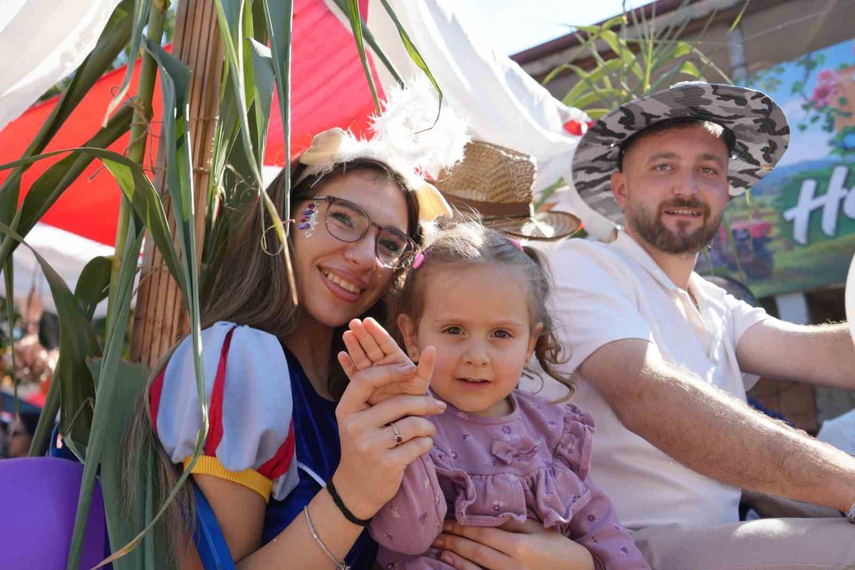 Kocaeli İzmit\'te 4. Geleneksel Patpat Festivali\'nde renkli patpatlar konvoy oluşturdu