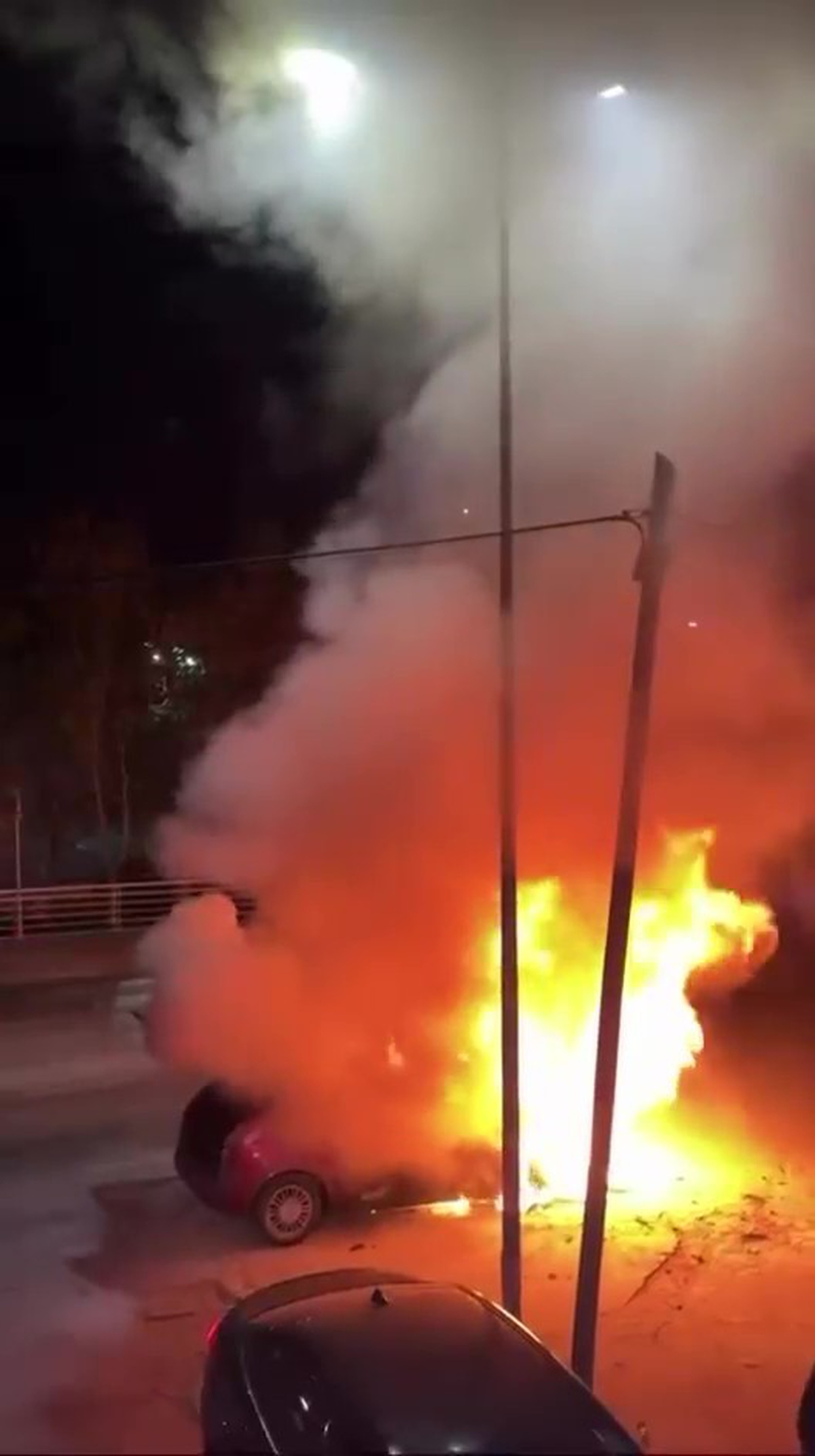 Kocaeli\'de iki araç yangını çıktı, İzmit\'te otomobil kullanılamaz hale geldi
