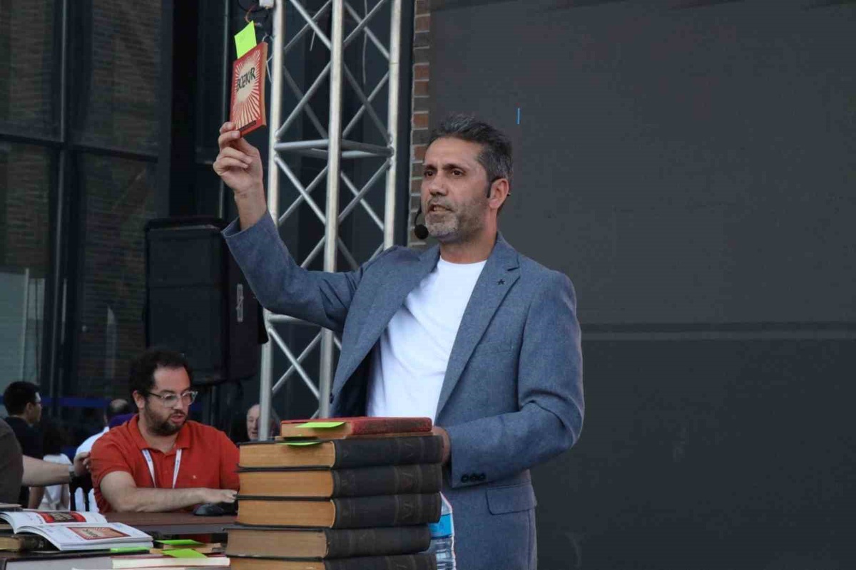 Kocaeli Kitap Fuarı\'nda ikinci kez düzenlenen müzayedede 45 eser satışa sunuldu