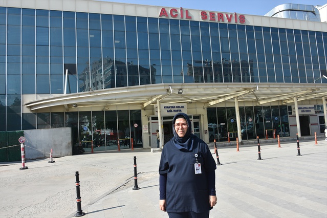 Meme kanseri ameliyatından 4 ay sonra işine dönen hemşire, hastalarla ilgileniyor
