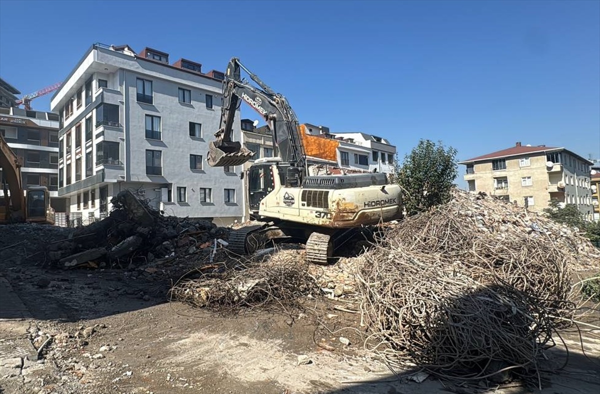 Küçükçekmece\'de 7 katlı bina yıkım sırasında çöktü, sakinler tepki gösterdi