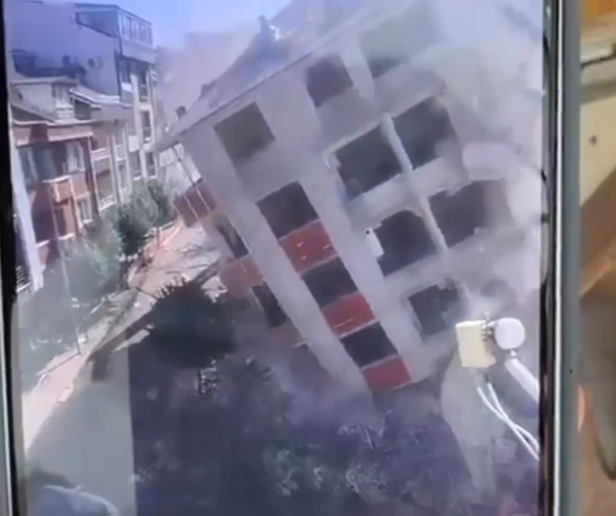 Küçükçekmece\'de kentsel dönüşümde 7 katlı bina çöktü, çevre binalar zarar gördü