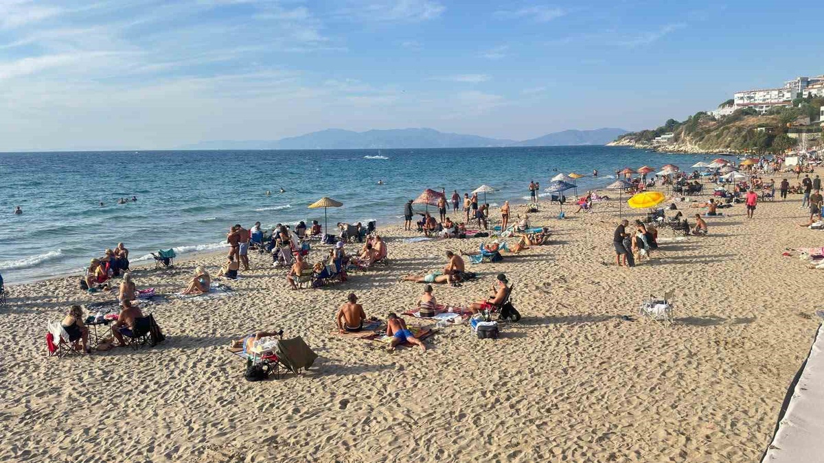 Aydın Kuşadası\'nda sıcaklık 24 dereceye ulaştı, vatandaşlar denize girdi