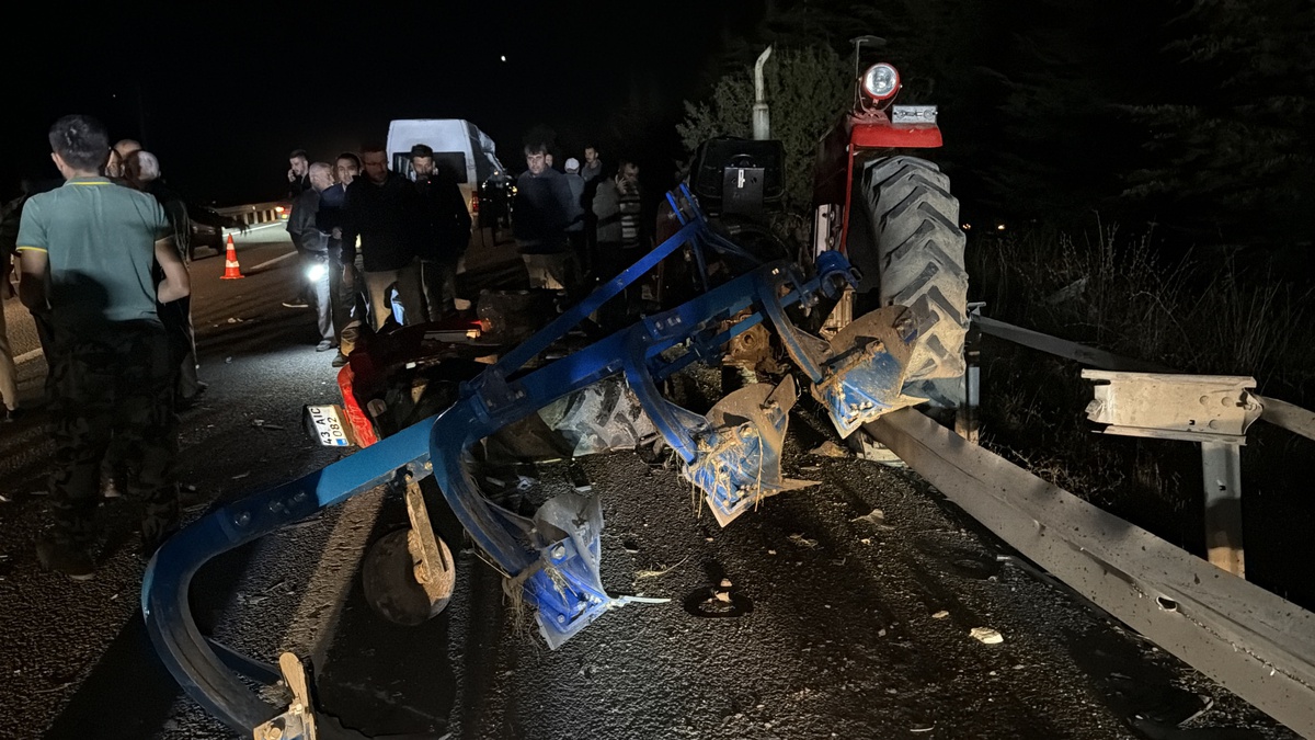 Kütahya Tavşanlı\'da traktörün karıştığı zincirleme kazada 7 kişi yaralandı