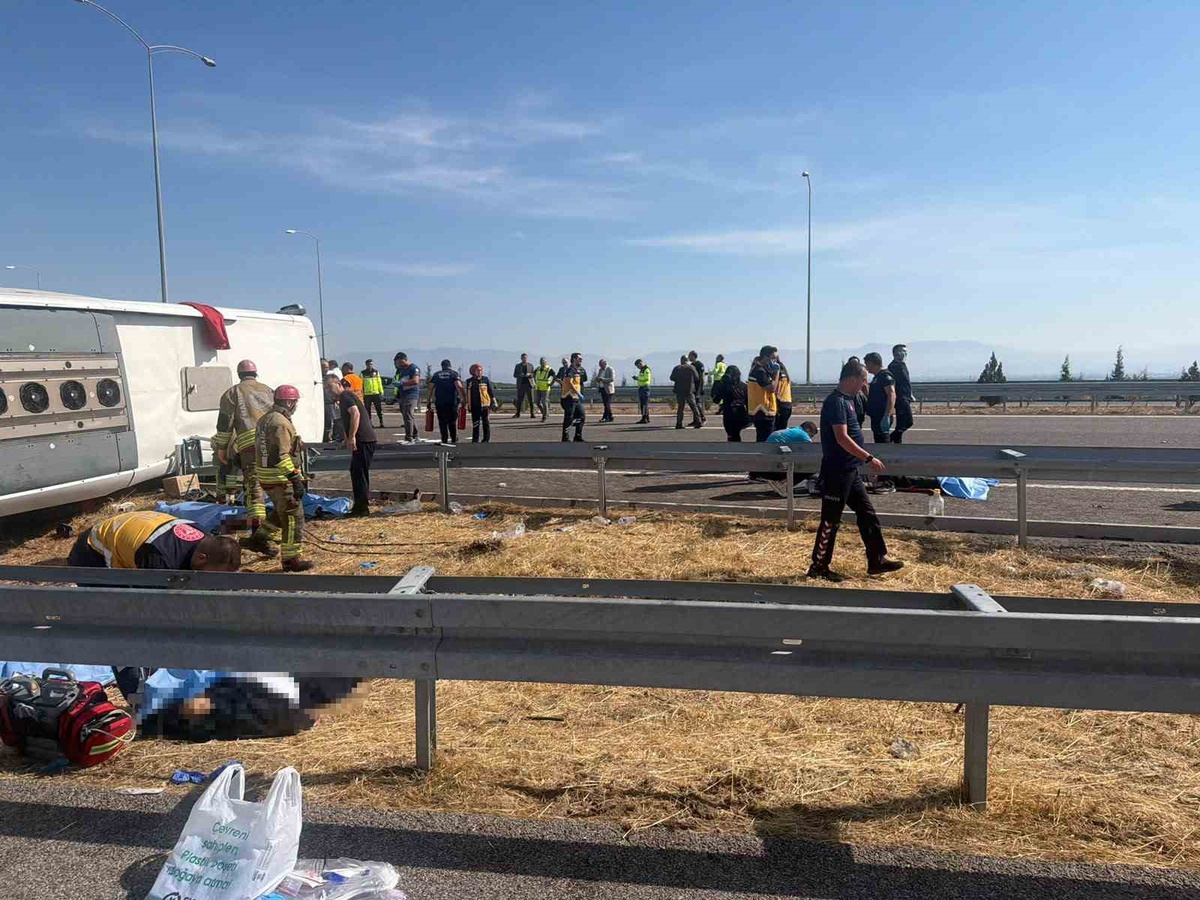 Akhisar\'da tır ile yolcu otobüsü çarpıştı: 11 ölü, 26 yaralı