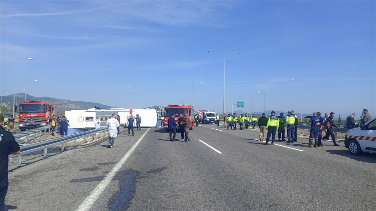 Manisa Akhisar\'da tır ile yolcu otobüsü çarpıştı, ölü ve yaralılar olduğu bildirildi