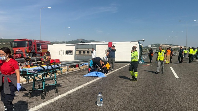 İzmir'e giden tur otobüsü Akhisar'da devrildi, çok sayıda ölü ve yaralı bildirildi