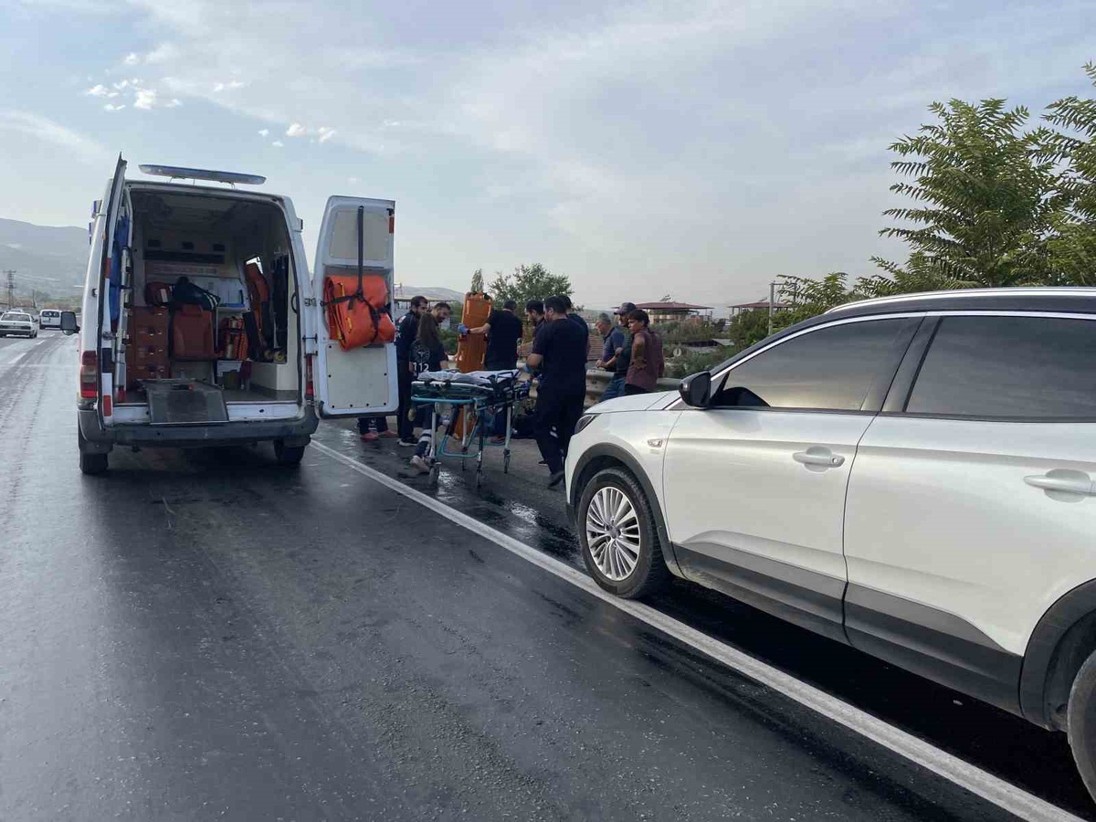 Manisa Alaşehir\'de mazotlu yolda devrilen 2 motosiklette 2\'si çocuk 5 kişi yaralandı