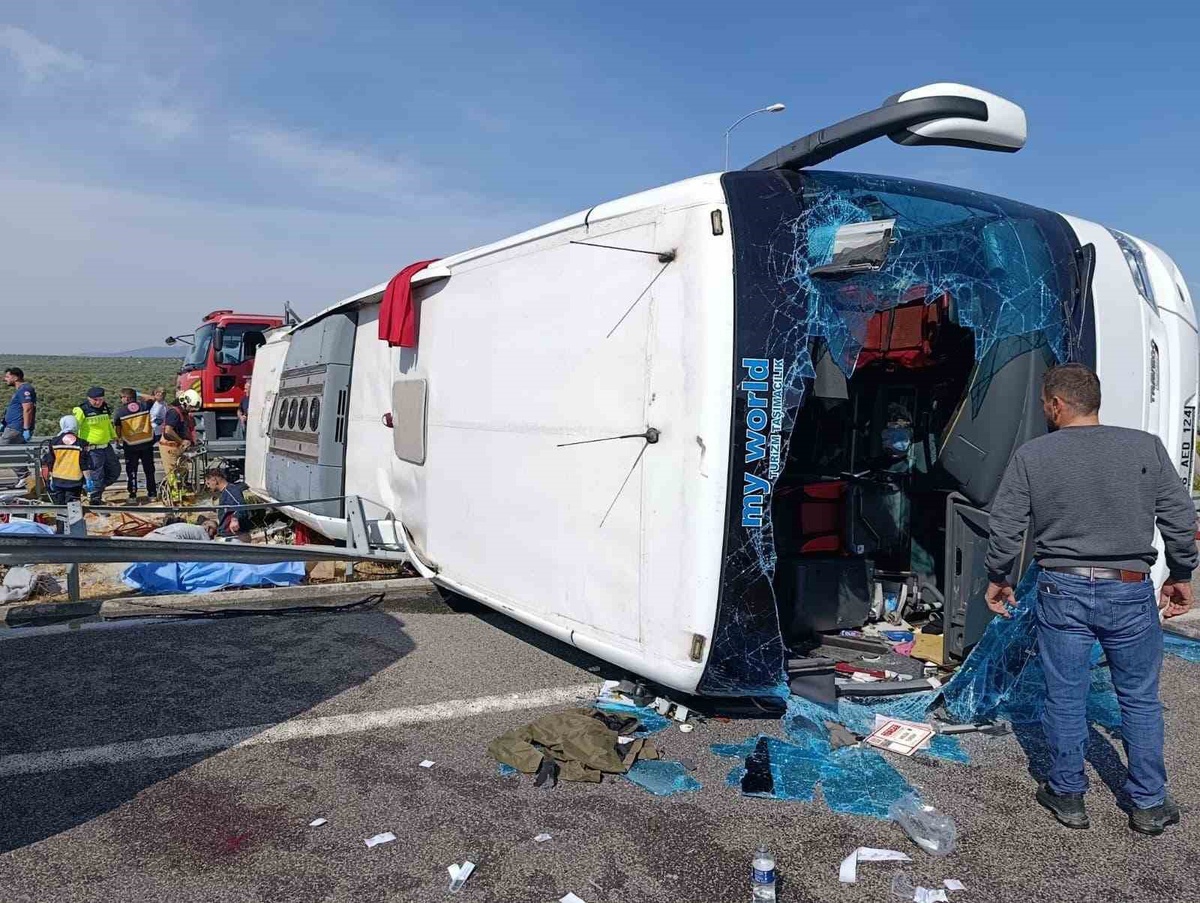 Manisa Akhisar\'da yolcu otobüsü ile çekici çarpıştı, ilk belirlemelere göre 4 kişi öldü