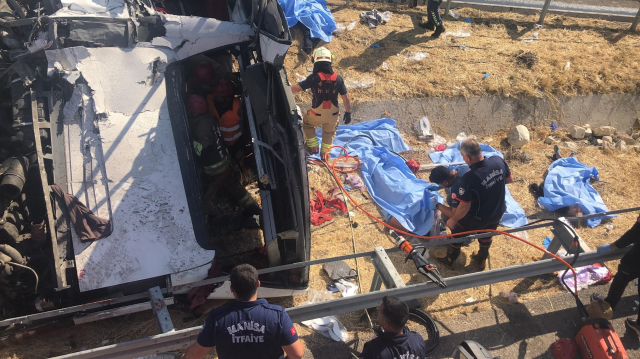 Manisa’da katliam gibi kaza! Tur otobüsü ile çekici çarpıştı: 11 ölü, 27 yaralı