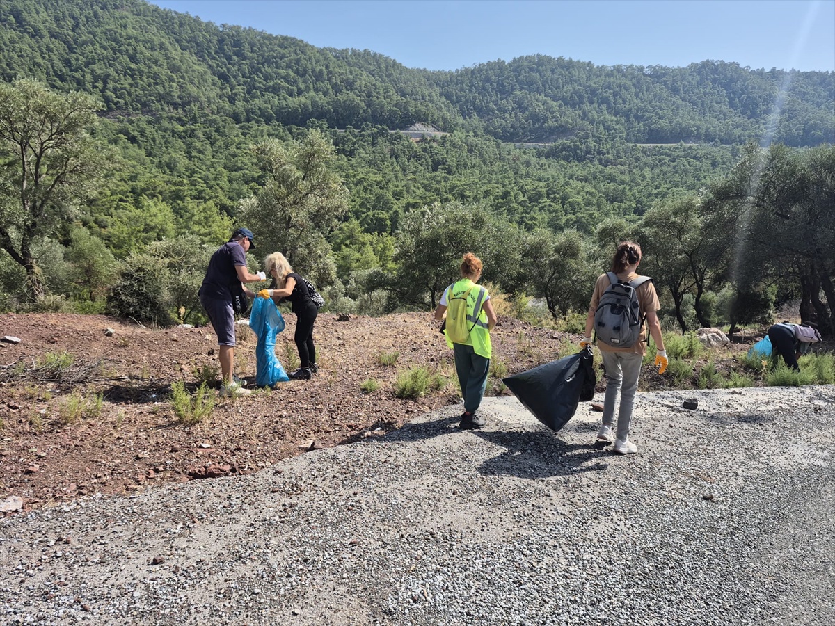 Marmaris\'te 17 çevre gönüllüsü ormanlık alandaki atıkları topladı